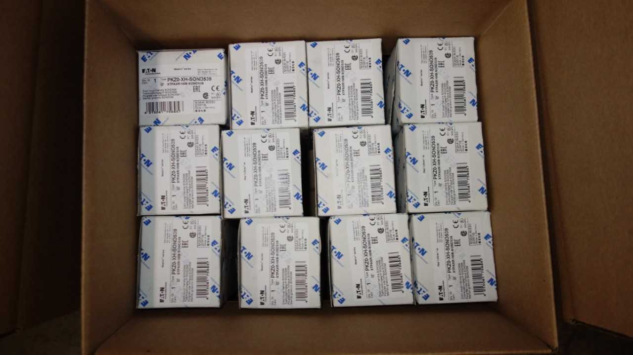LOT OF 12 EATON PKZ0-XH-SOND539 DOOR COUPLING SWITCHES - ELECTRICAL COMPONENTS