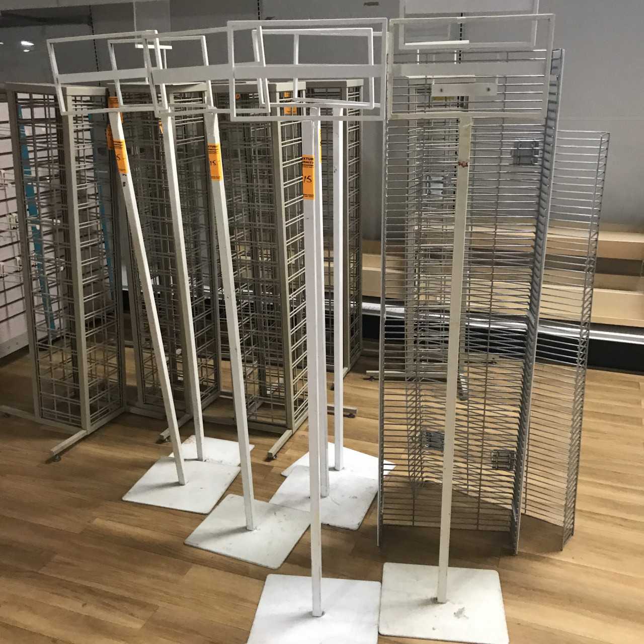 LOT OF APROXX 16 MISC FIXTURES AND STANDS - ELECTRIC POWER TOOLS