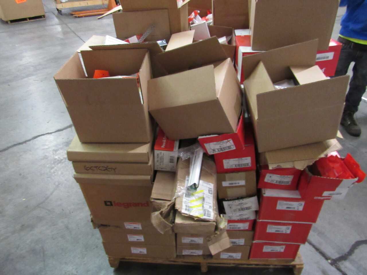 Pallet of 1153x Assorted Legrand Cables/Wire/Cord/Outs, Lights, Fittings & More - LIGHTING