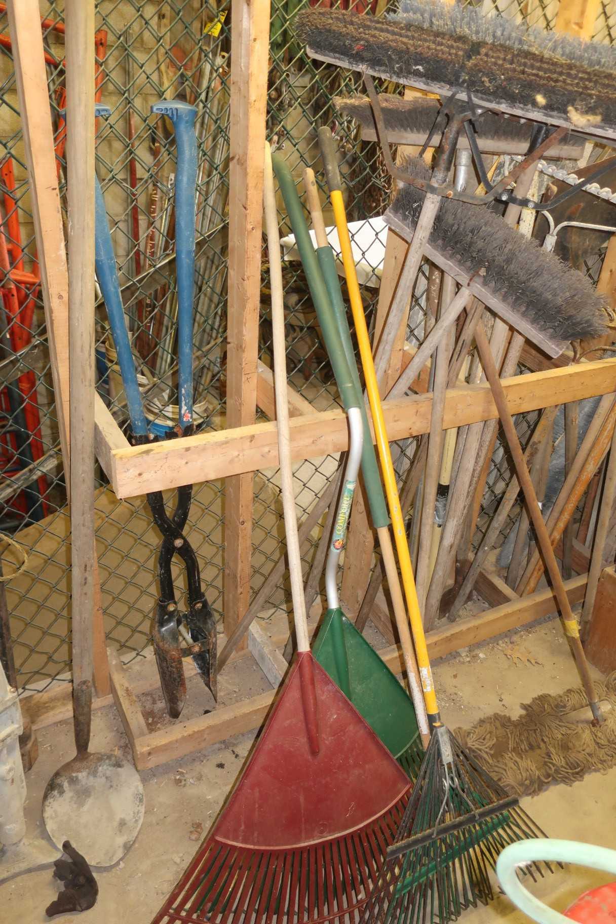 LOT OF ASSORTED GENERAL PURPOSE TOOLS, RAKES, BROOMS, POST HOLE DIGGER - ELECTRIC POWER TOOLS