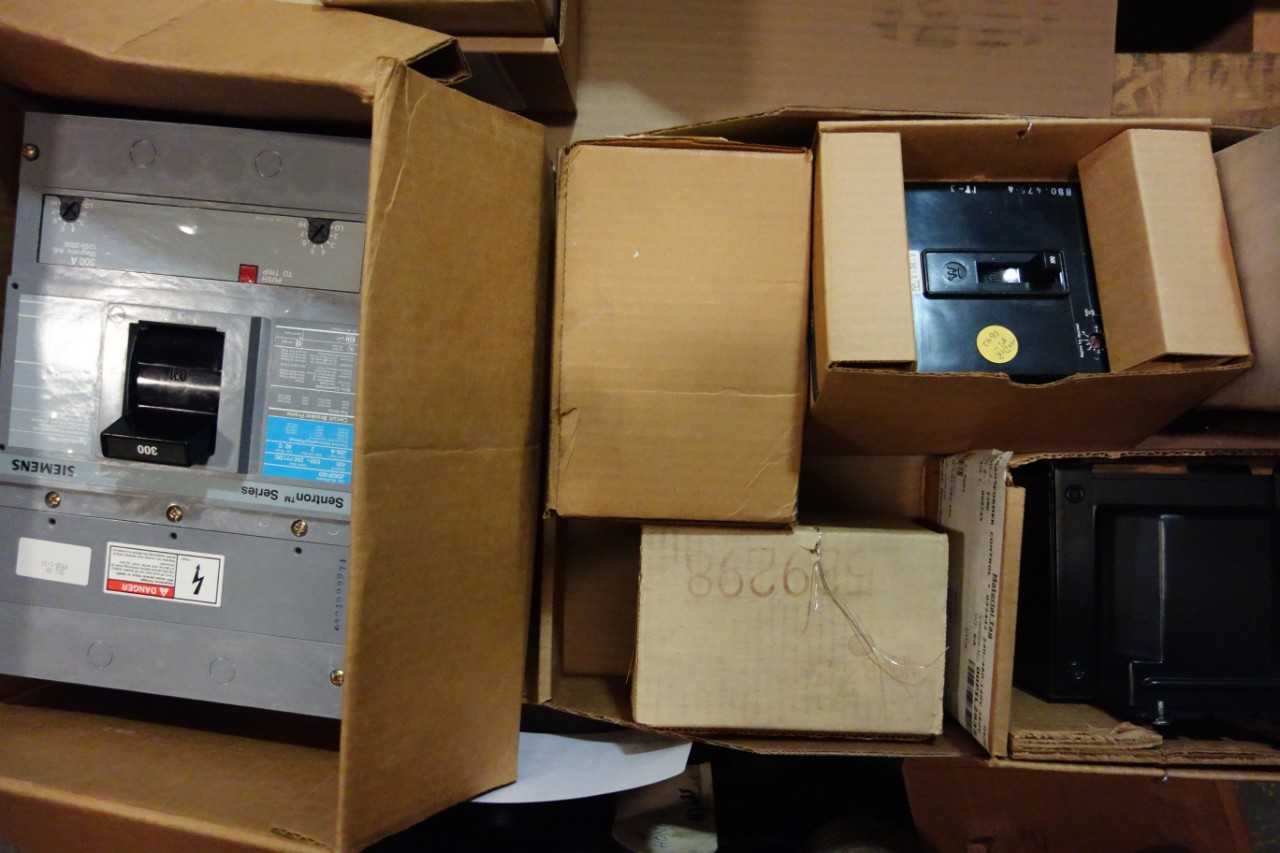 LOT OF AC VOLTAGE TRANSFORMERS, MOLDED CASE CIRCUIT BREAKERS- GENERAL SIGNAL, SIEMENS, WESTINGHOUSE - CIRCUIT BREAKERS