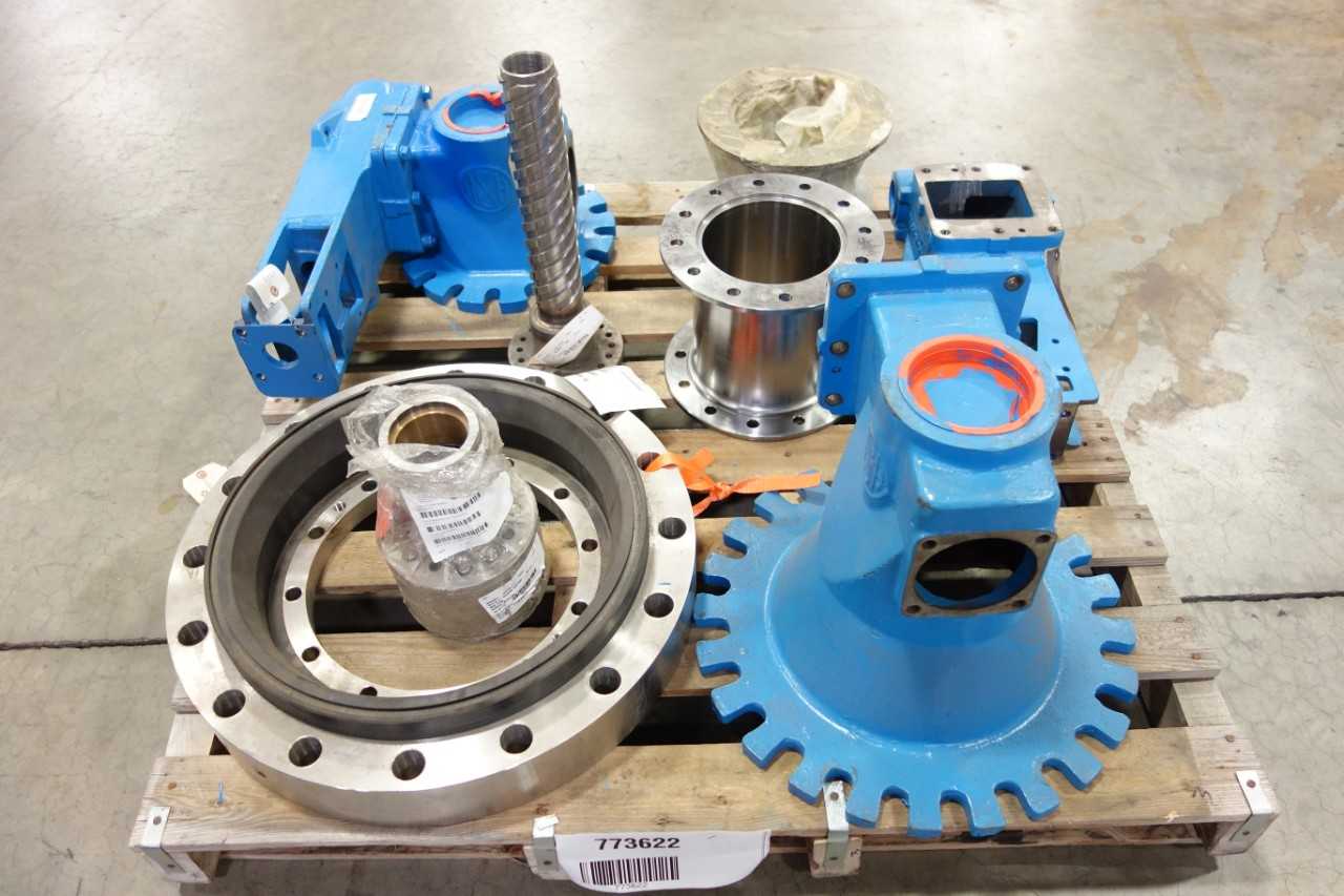 LOT OF ASSORTED VALVE PARTS - VALVES