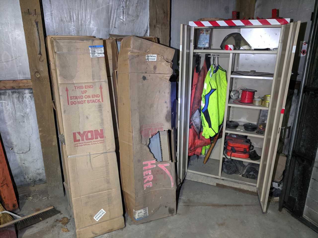 LOT OF LYON LOCKERS AND STORAGE CABINET WITH PPE - TOOL STORAGE LOT OF LYON LOCKERS AND STORAGE CABINET WITH PPE - TOOL STORAGE