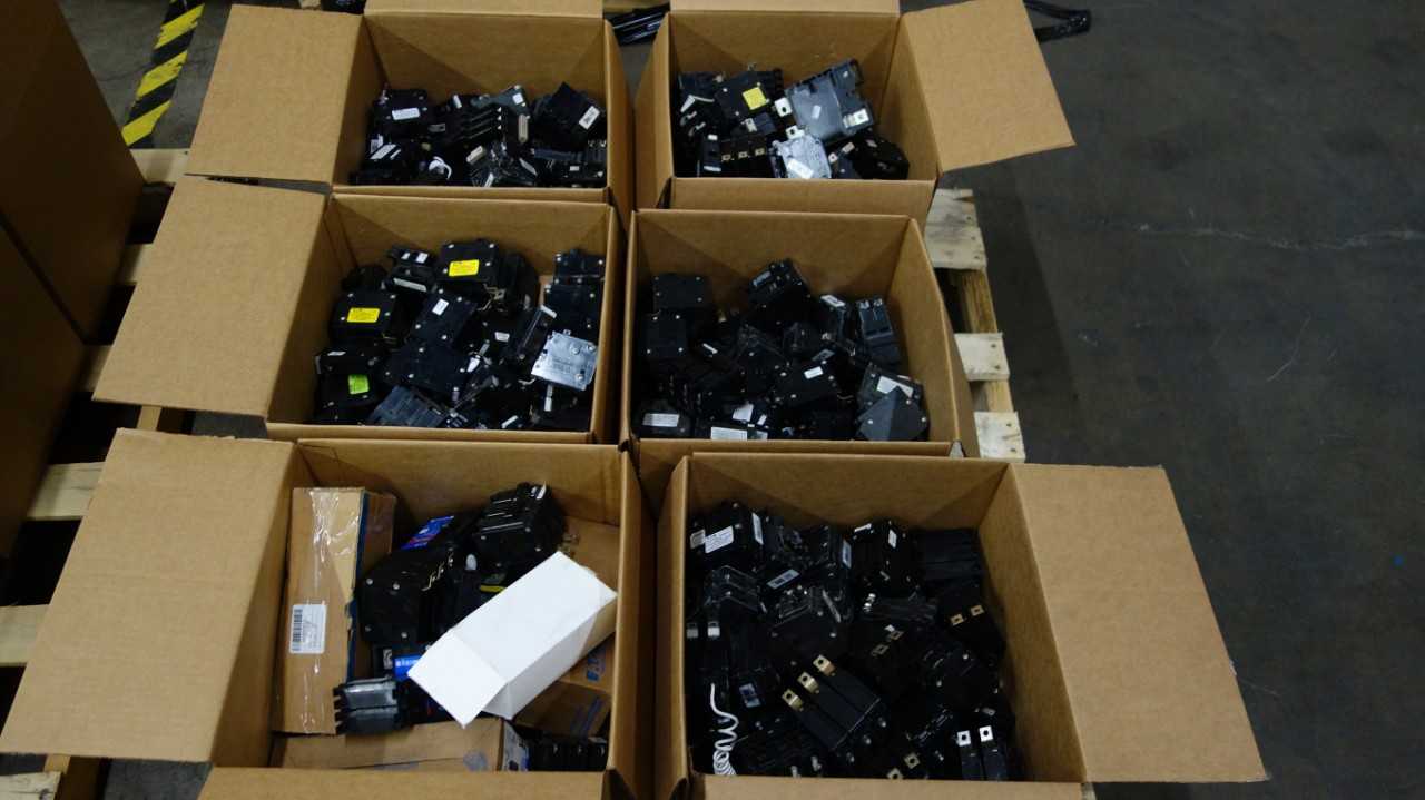 1 PALLET OF ASSORTED EATON QUICKLAG MINIATURE BREAKERS - CIRCUIT BREAKERS