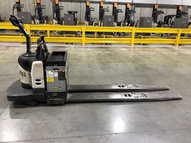 2005 Crown PE4000-60 rider jack, Hebron, KY - MANUAL PALLET JACKS