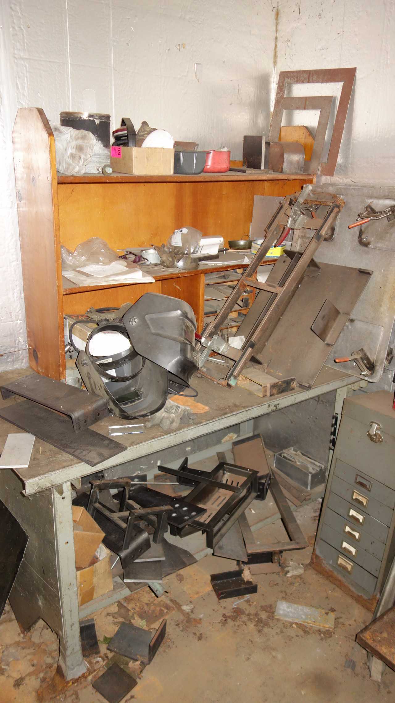 LOT OF 2 DESKS WITH ASSORTED WELDING CONTENTS - WELDING EQUIPMENT