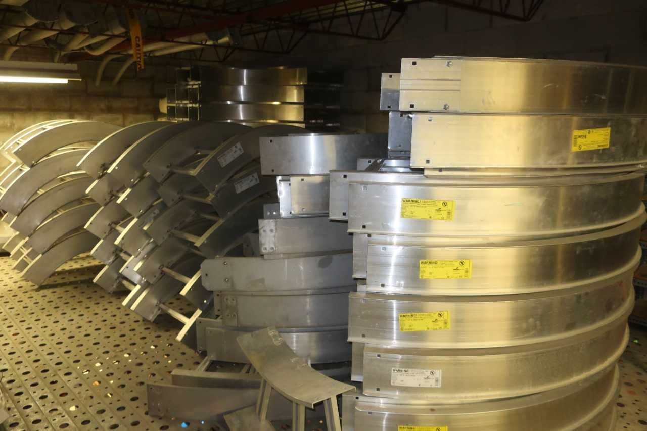 LOT OF ASSORTED ALUMINUM CABLE TRAYS, HORIZONTAL BEND, COOPER B-LINE, THOMAS & BETTS - ELECTRICAL COMPONENTS
