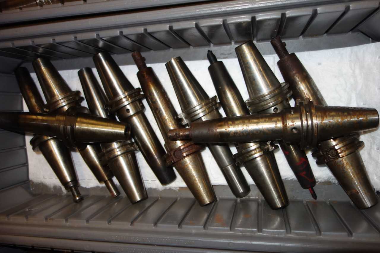 LOT OF ASSORTED CAT 40 TOOL HOLDERS - ELECTRIC POWER TOOLS