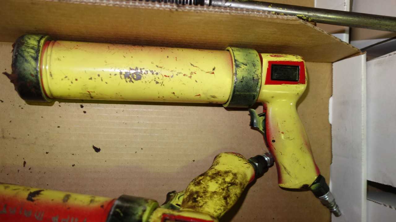 LOT OF 3 ASTRO PNEUMATIC AIR CAULKING GUNS - PNEUMATIC POWER TOOL