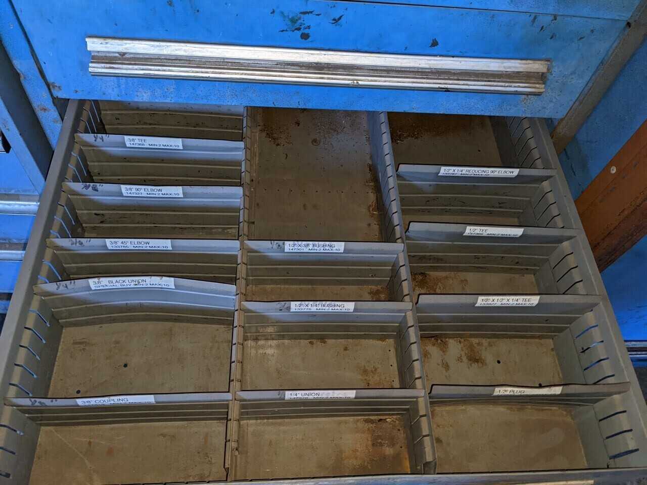 6 DRAWER STANLEY VIDMAR TOOL CABINET WITH CONTENTS, ASSORTED PIPE FITTINGS, ELBOWS - TOOL STORAGE