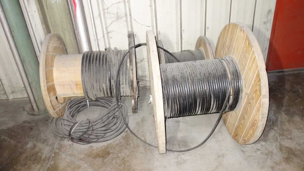 LOT OF ASSORTED SPOOLS OF WIRE (FRONT SECTION) - ELECTRICAL COMPONENTS