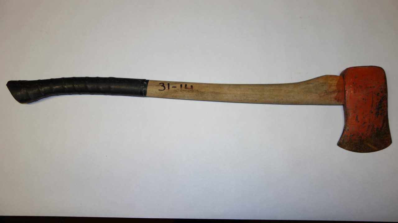 LOT OF 2 ASSORTED AXES - HAND TOOLS