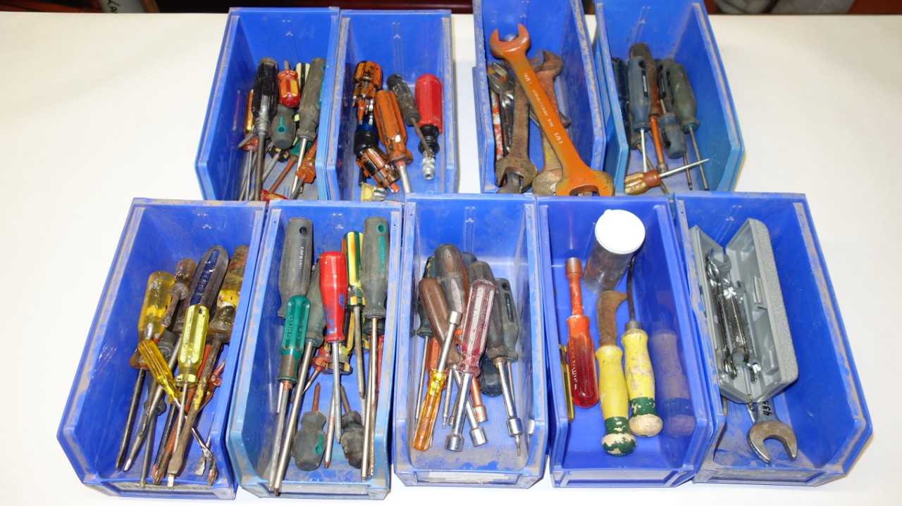 LOT OF ASSORTED HAND TOOLS - HAND TOOLS