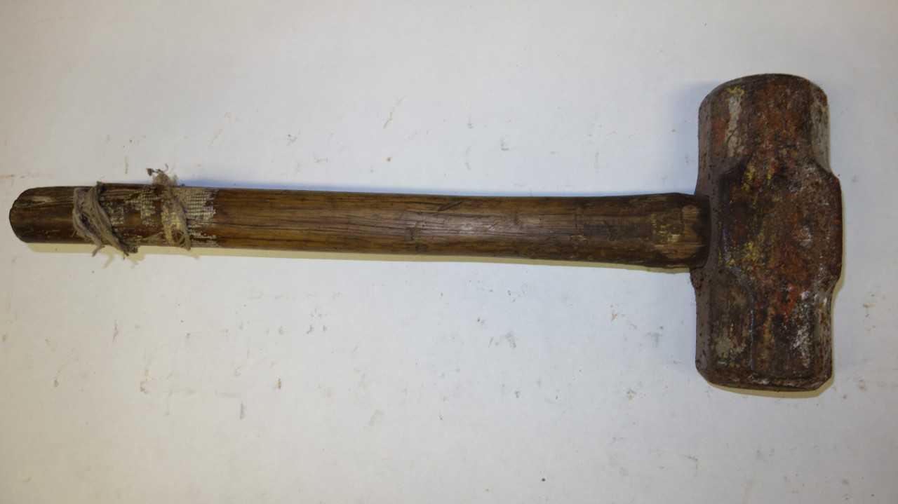 LOT OF 2 SLEDGEHAMMERS - HAND TOOLS
