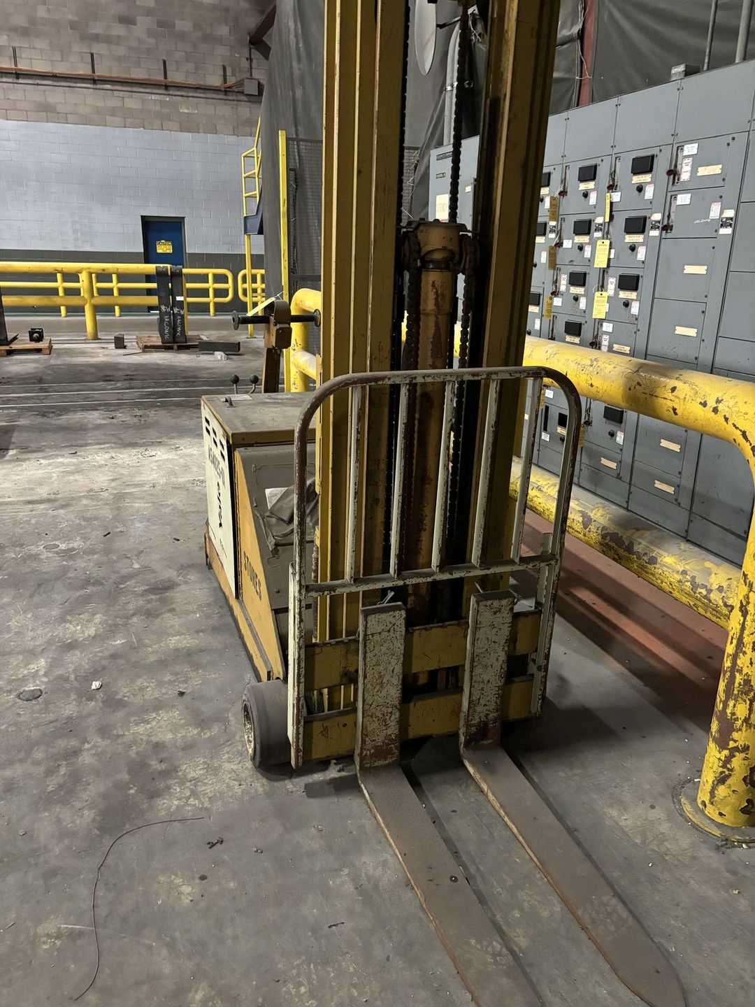 YALE MC040C4T090 FORK TRUCK WITH EXTRA ATTACHMENTS - SIT-DOWN FORKLIFTS