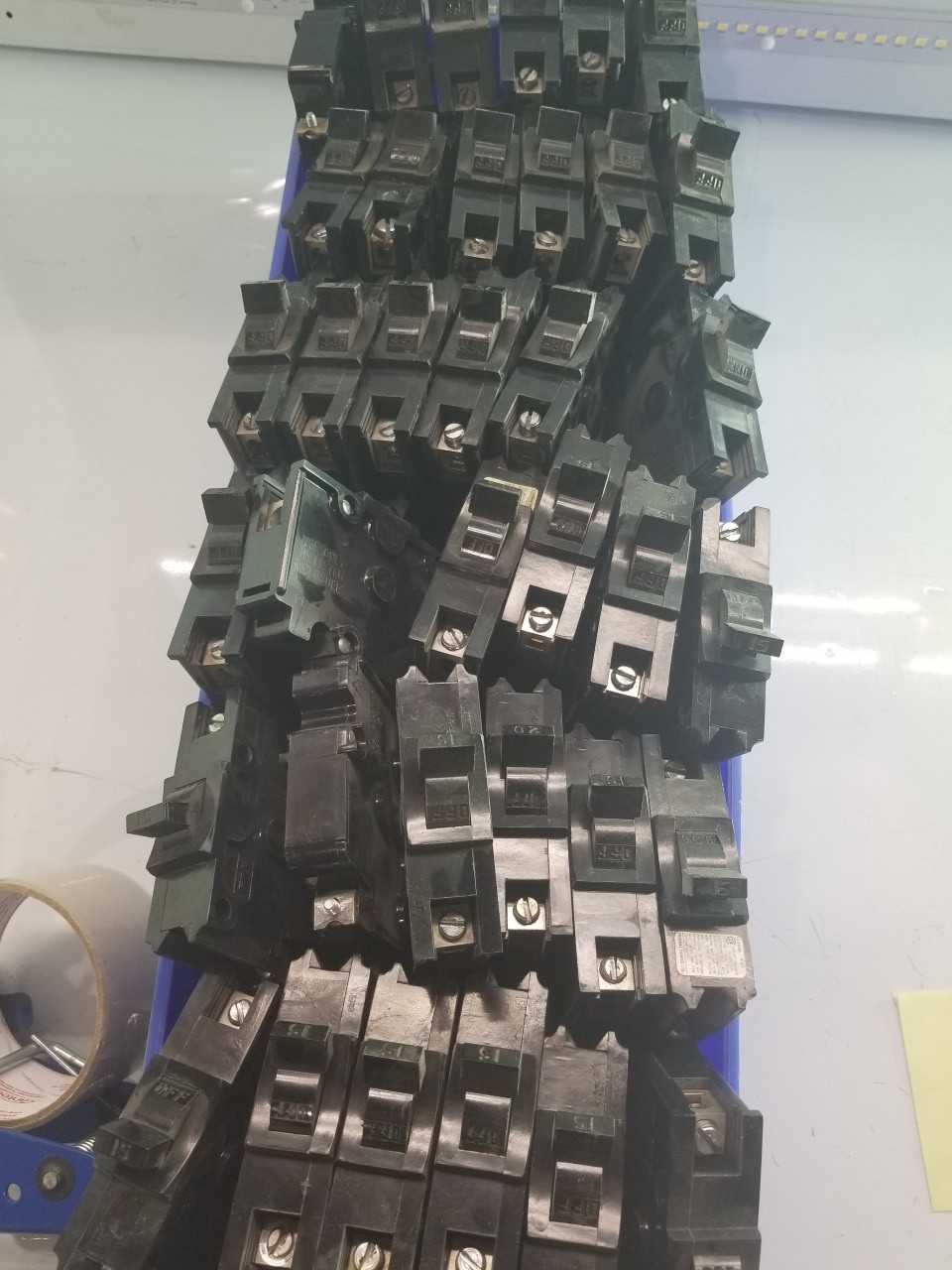15 AMP CIRCUIT BREAKERS (QTY 72) - CIRCUIT BREAKERS