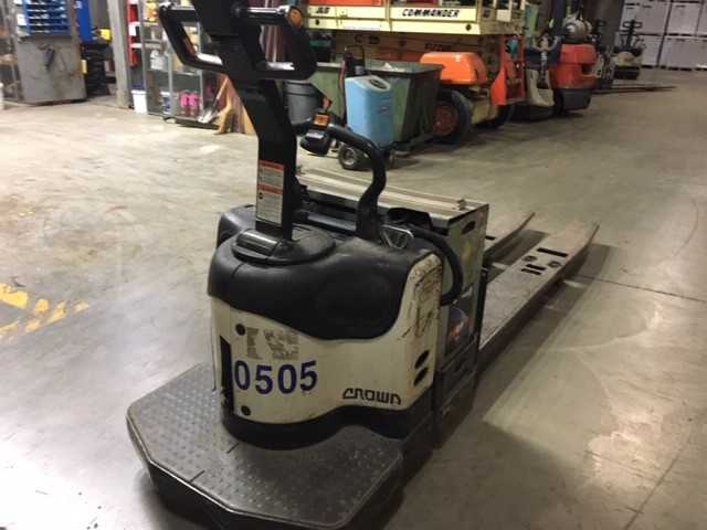 2005 Crown PE4000-80 double rider pallet jack, Lemoyne, PA - MANUAL PALLET JACKS
