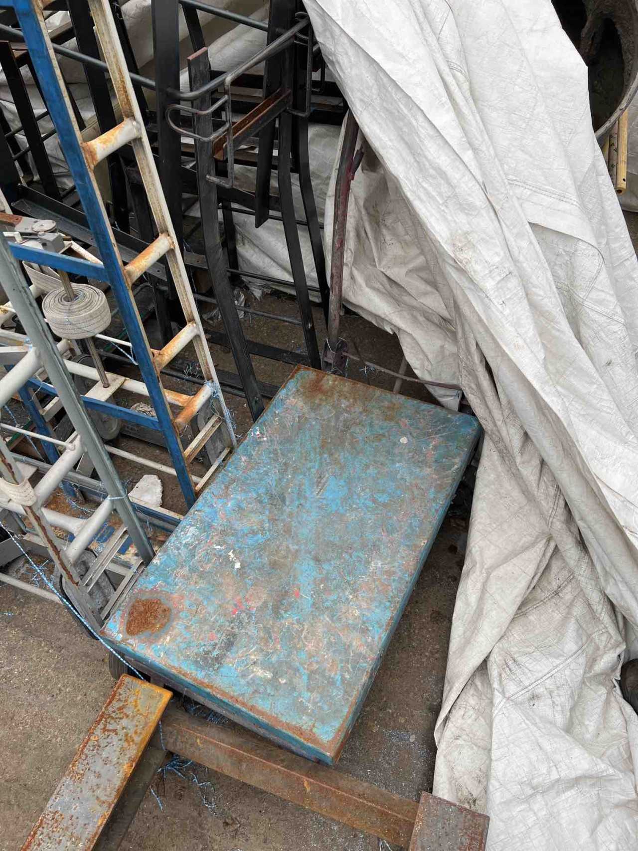 Lot of carts - ROLLING CARTS