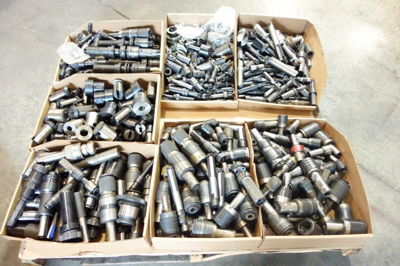 1 PALLET OF ASSORTED MISCELLANEOUS TOOLING - QUICK CHANGE ATTACHMENTS, BUSHING BEARINGS, BORING BITS - KENNAMETAL, EMUGE, SMITH TOOL, PARLEC - ELECTRIC POWER TOOLS