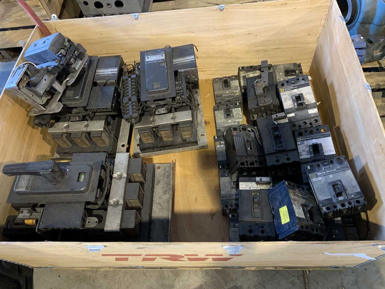 CRATE OF ELECTRICAL CIRCUIT BREAKERS SQUARE D AND GE VARIOUS SIZES - CIRCUIT BREAKERS