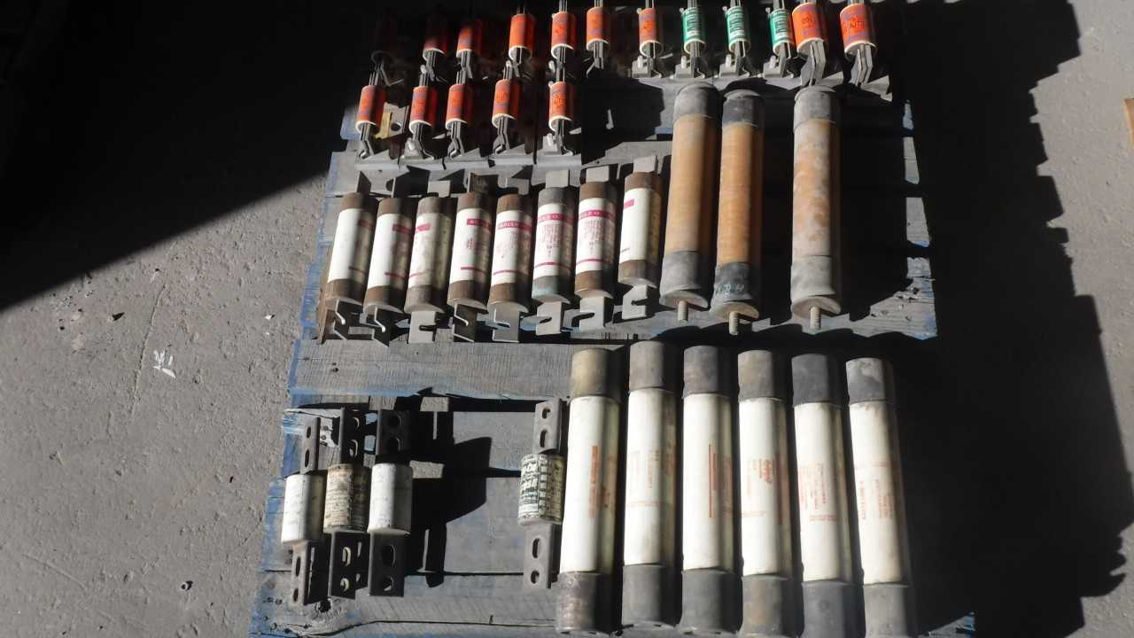 Lot of Assorted Fuses - FUSES