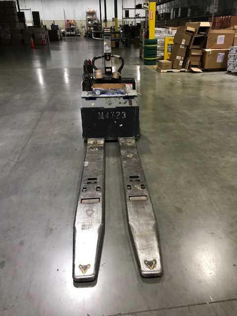 2005 Crown PE4000-60 rider jack, Hebron, KY - MANUAL PALLET JACKS