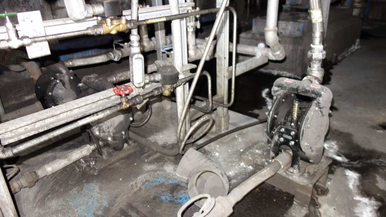 LOT OF 3 INGERSOLL RAND 666112-3EV-C DIAPHRAGM PUMPS - DIAPHRAGM PUMP