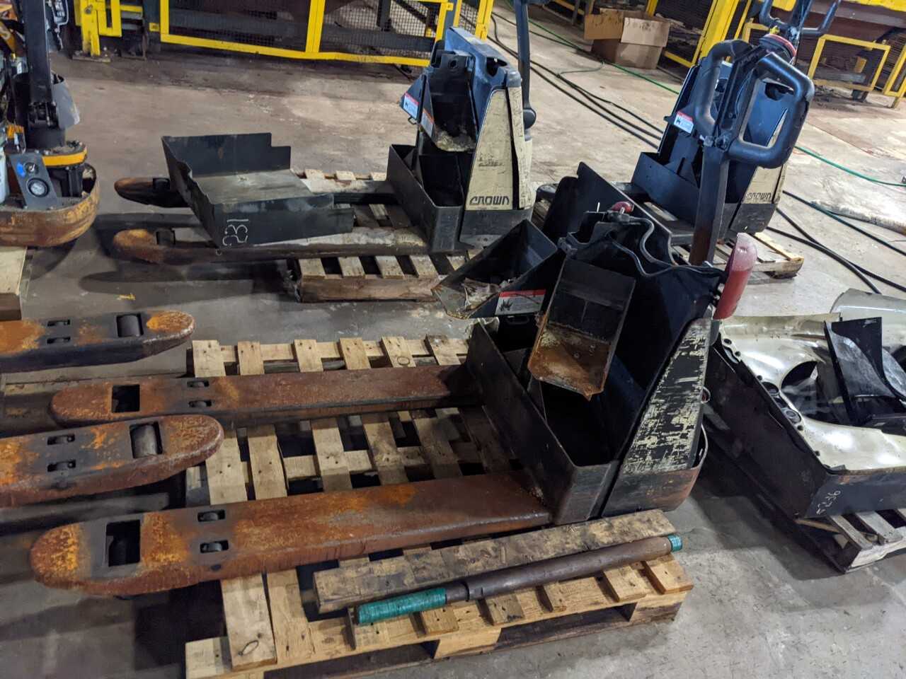 LOT OF 3 ASSORTED ELECTRIC PALLET JACK (NEED REPAIRS MISSING BATTERY) - MANUAL PALLET JACKS