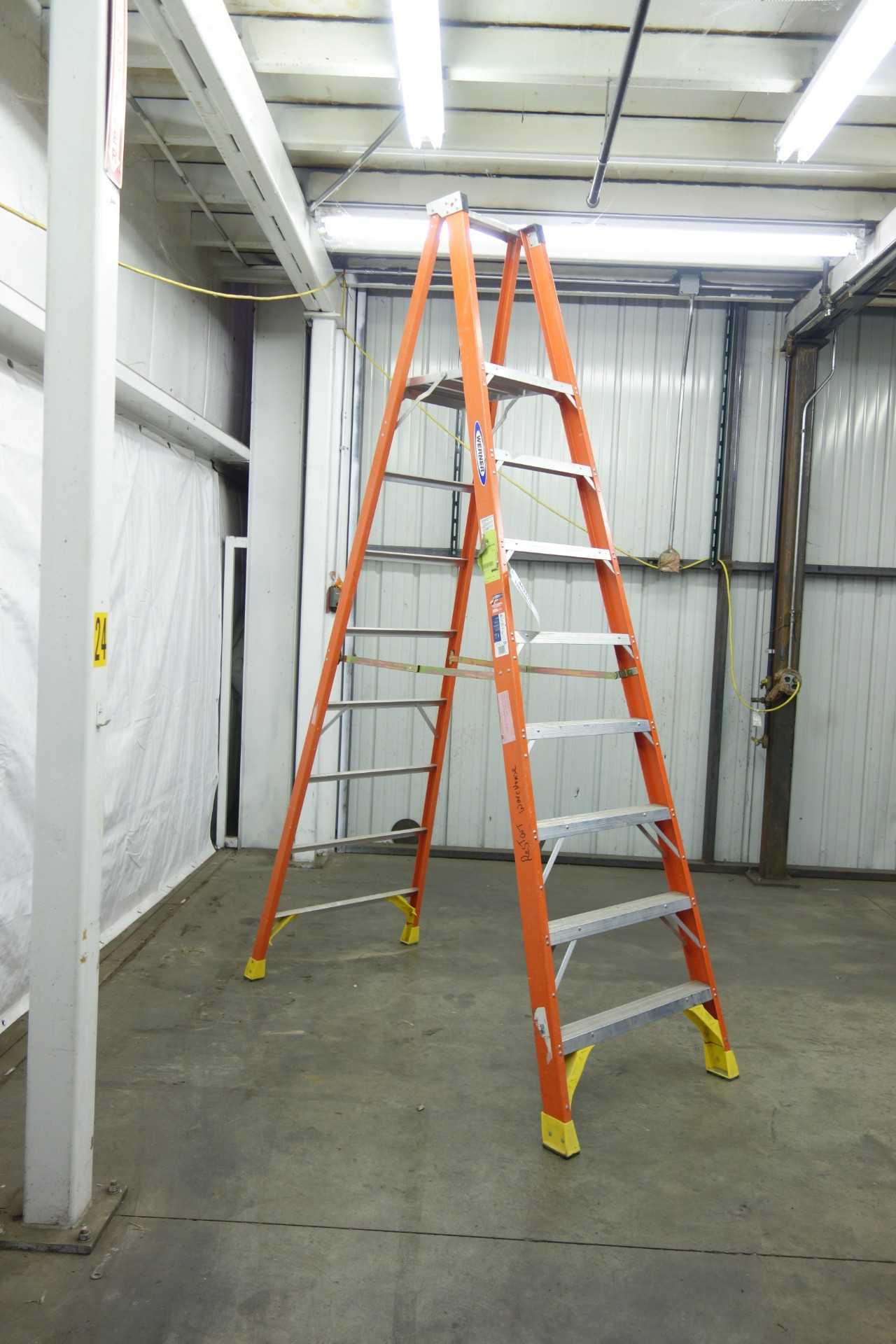 WERNER P6208 FIBERGLASS PLATFORM LADDER, 8 FEET - MATERIAL HANDLING