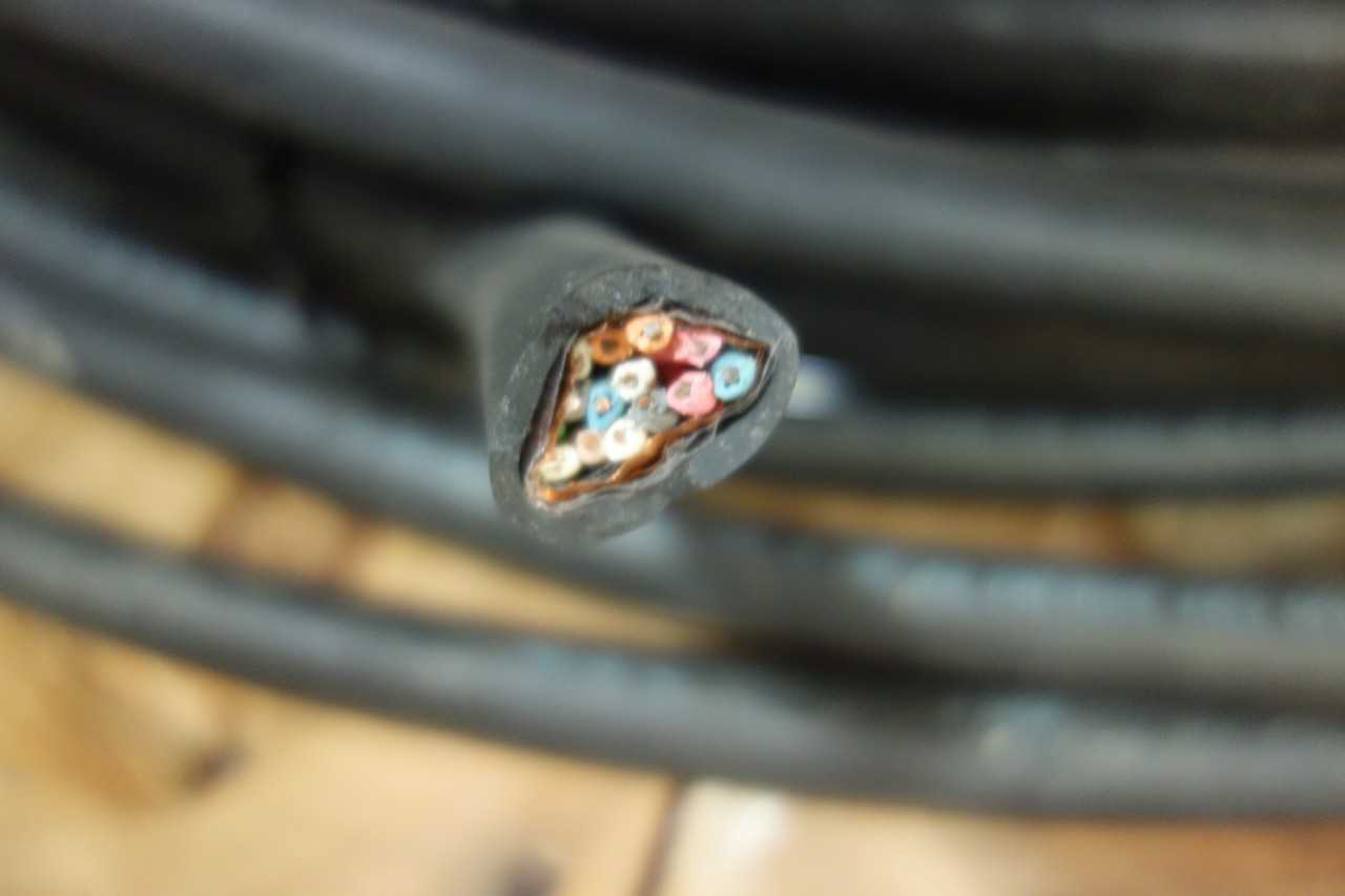 LOT OF ASSORTED SPOOLS OF INSULATED WIRE - ELECTRICAL COMPONENTS
