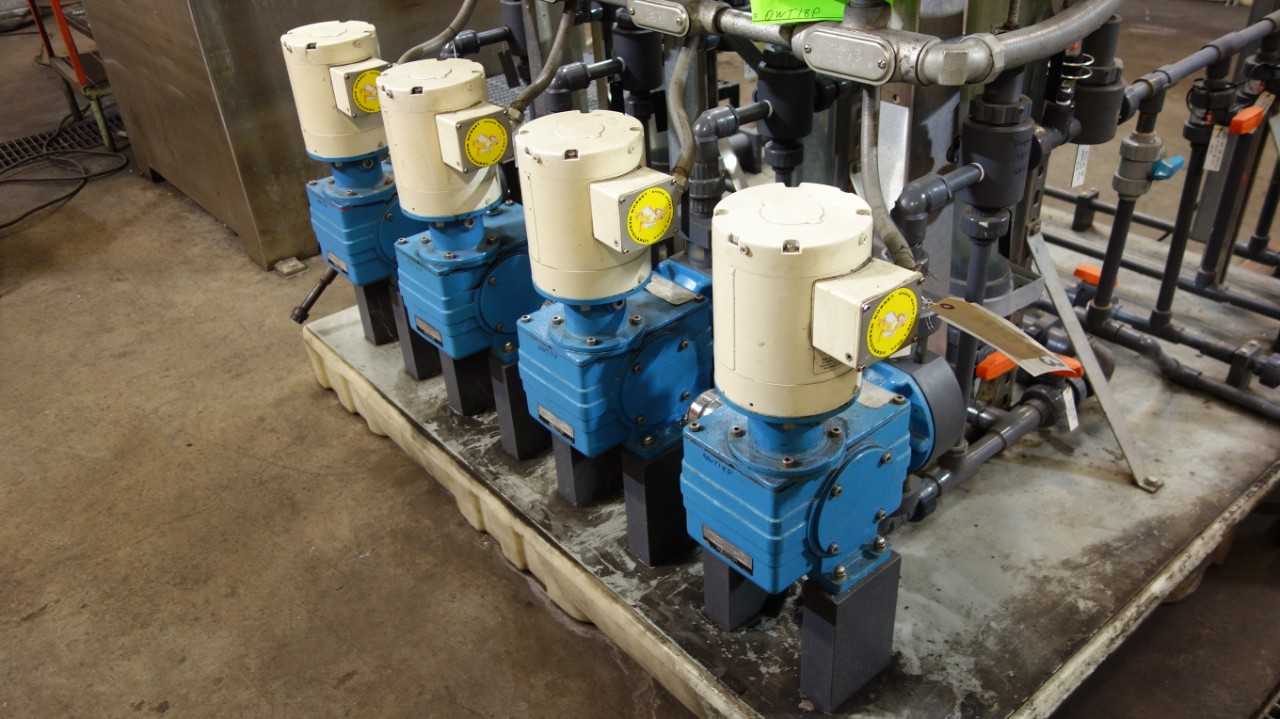 LOT OF 4 US FILTER ENCORE-700 90GPH DIAPHRAGM METERING PUMP - METERING PUMP