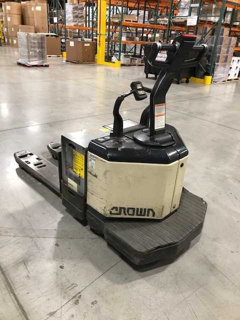2000 Crown PE3540-60 rider jack Appleton WI - MANUAL PALLET JACKS