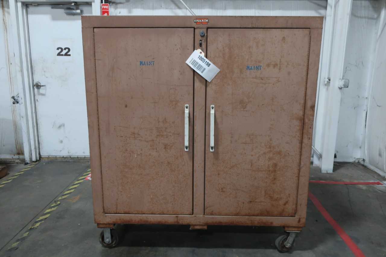 KNAACK DOUBLE SIDED 2 DOOR LOCKING TOOL CABINET AND ASSORTED HAND TOOLS - TOOL STORAGE