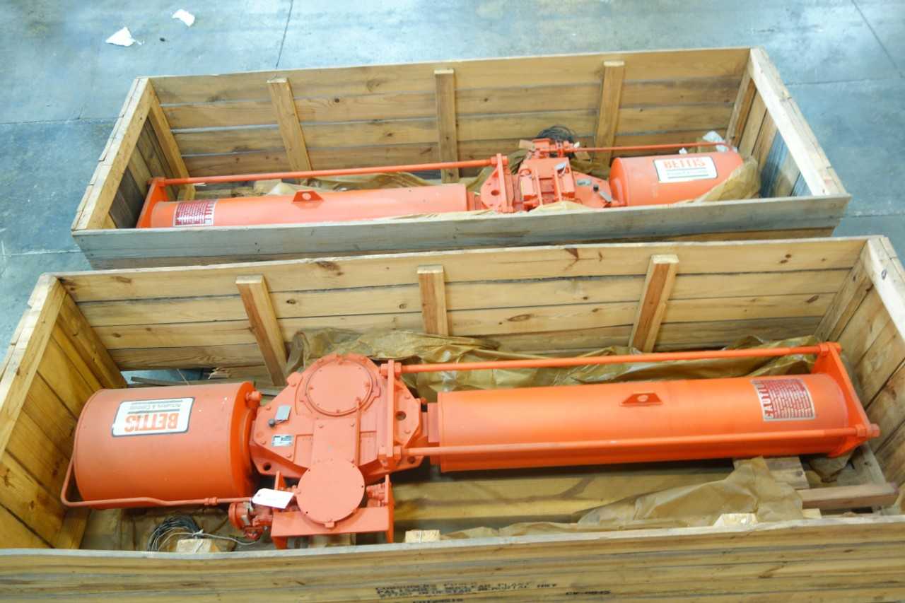 LOT OF 2 BETTIS T516-SR4CW PNEUMATIC VALVE ACTUATORS - VALVES