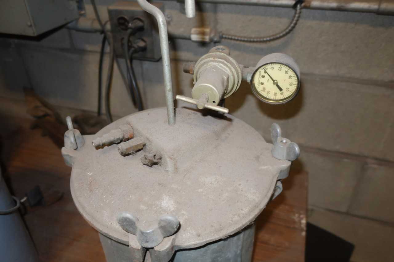 SEARS 106.161050 60PSI 3 GAL PAINT TANK - TRAILER MOUNTED EQUIPMENT