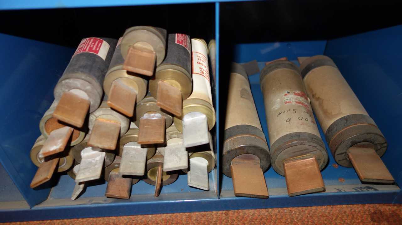 LOT OF ASSORTED FUSES - FUSES