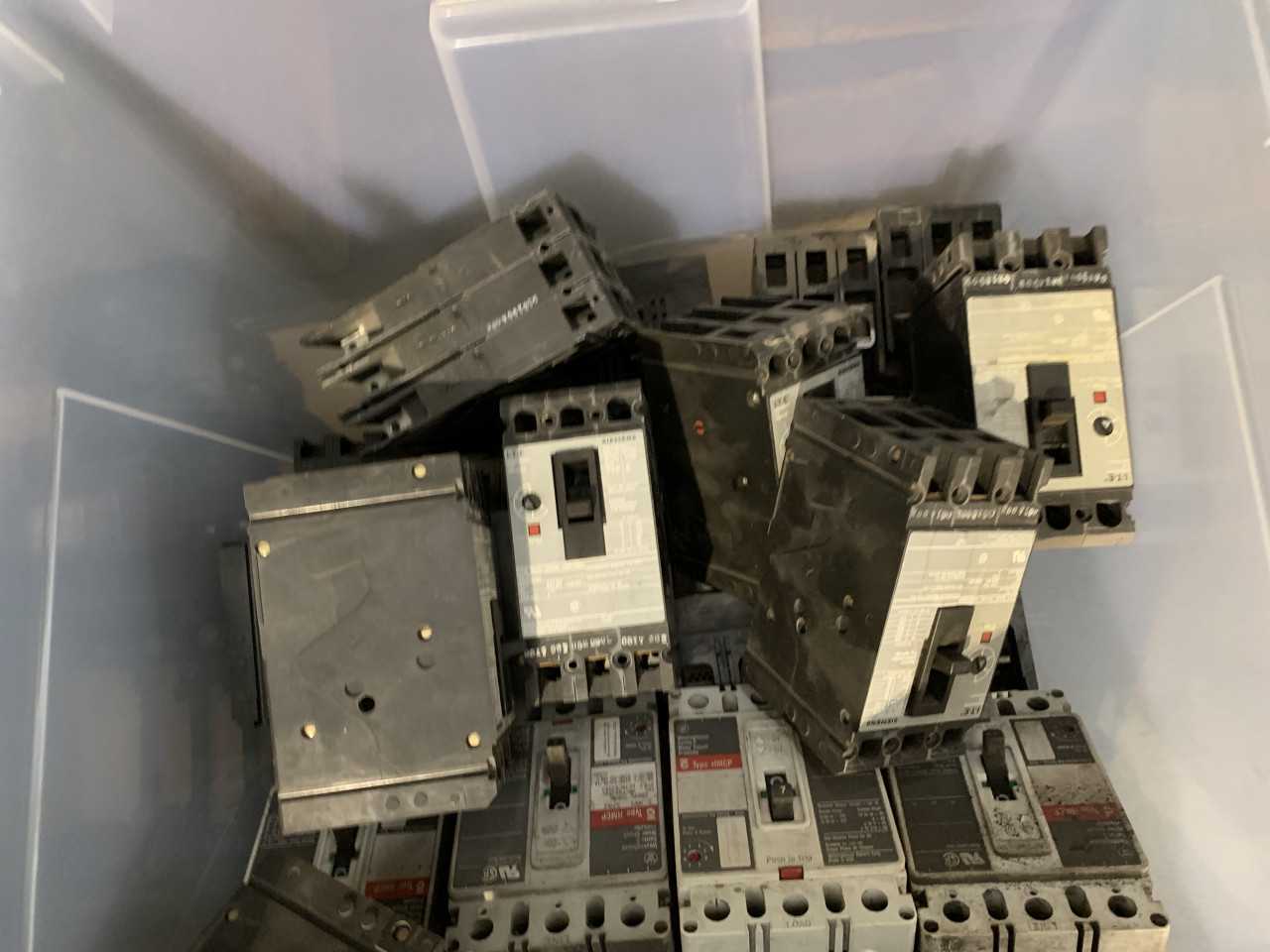 LOT OF SIEMENS AND CUTLER-HAMMER CIRCUIT BREAKERS - CIRCUIT BREAKERS