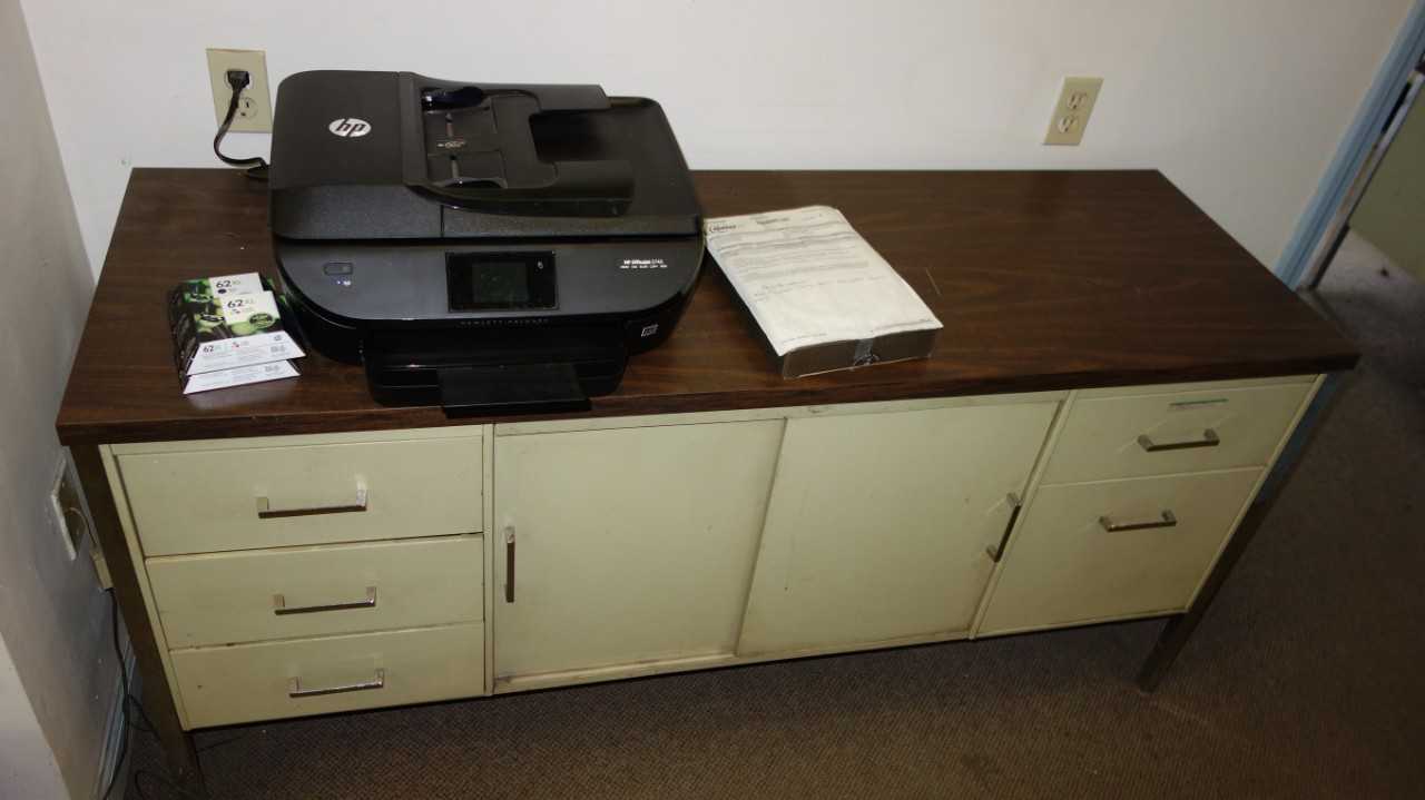LOT OF 2 DESKS, (DOES NOT INCLUDED COMPUTERS, PRINTERS) - PLANT & FACILITY