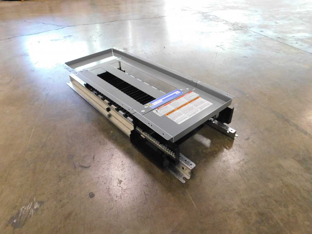Lot of 1 Panelboard - ELECTRICAL COMPONENTS