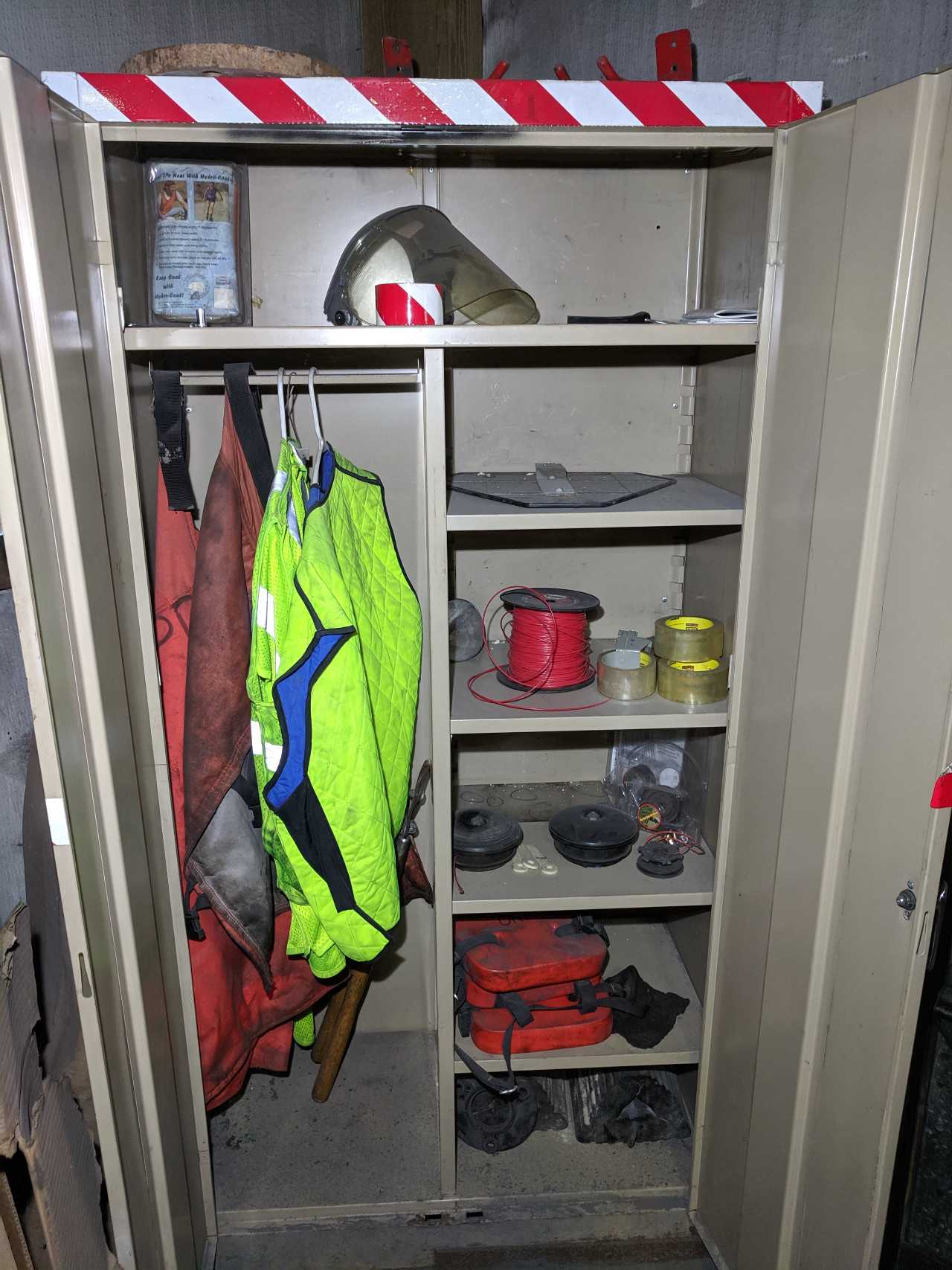 LOT OF LYON LOCKERS AND STORAGE CABINET WITH PPE - TOOL STORAGE