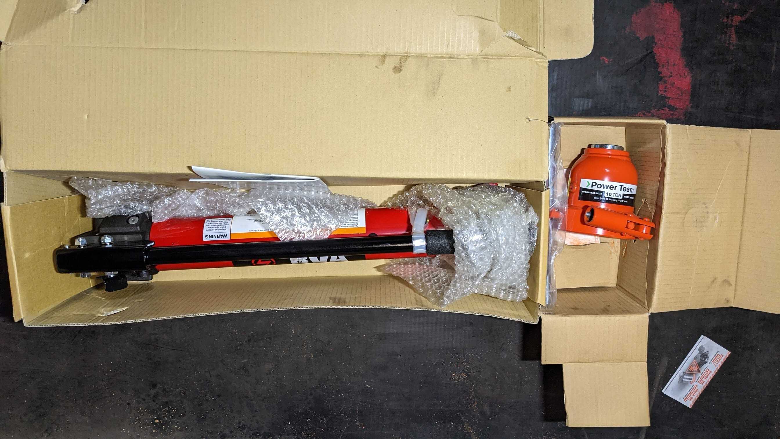 LOT OF 1 HYDRALIC PUMP, 1 HYDRAULIC RAM - HYDRAULIC PUMP