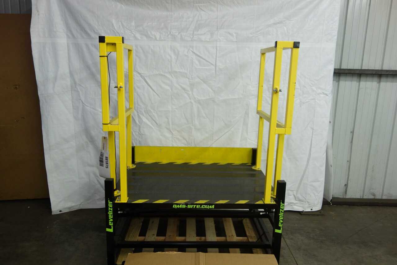 DMT LEVELIZER PERSONNEL PLATFORM WITH ARTICULATING STAIRS - MATERIAL HANDLING