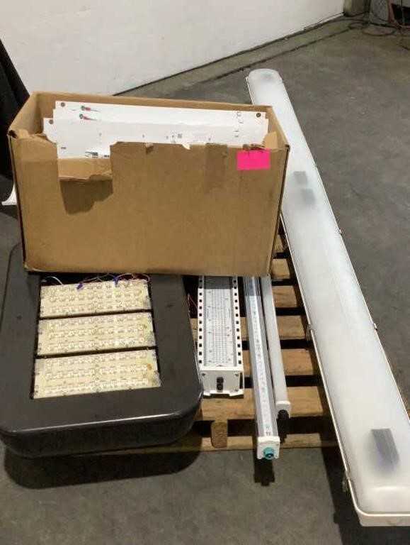 Lot of Assorted LED Lights & Fixtures - LIGHTING Lot of Assorted LED Lights & Fixtures - LIGHTING