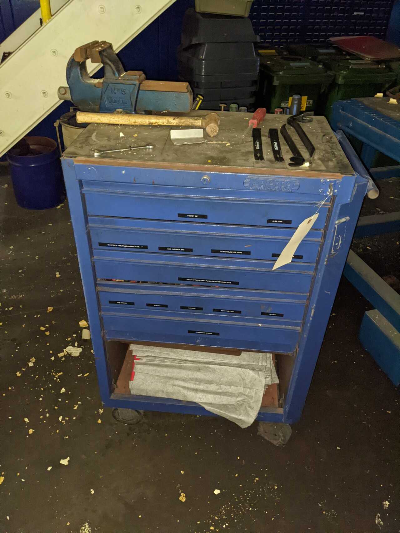 5 DRAWER ROLLING TOOL CABINET WITH CONTENTS, ASSORTED TOOLS, ALLEN KEYS, HAMMERS, CROWBARS - HAND TOOLS