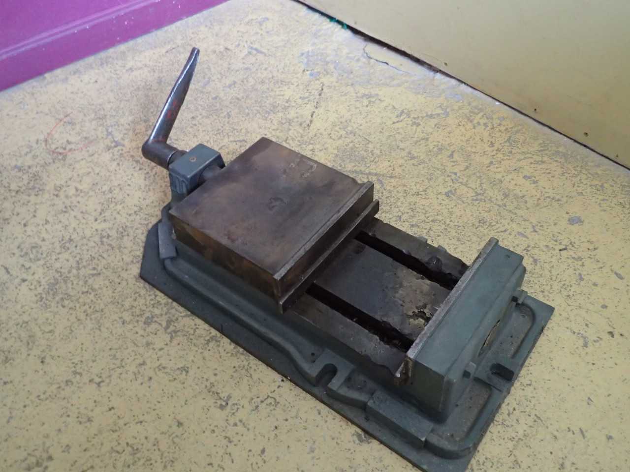 KKK Model 200 Mill Milling Vise: 8-1/2" Wide Jaws, Open 7", Gifu, Japan - MILLING MACHINE PARTS