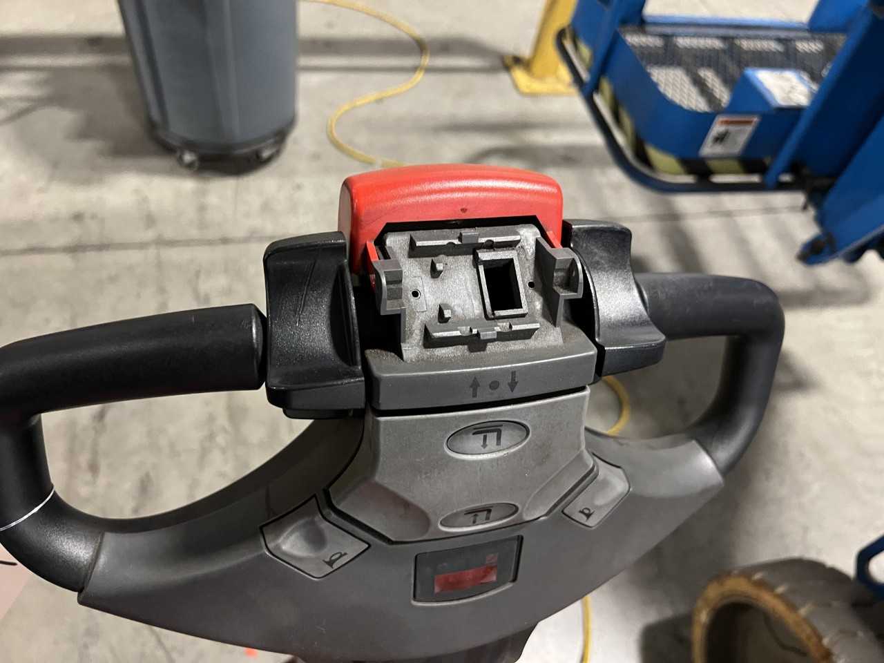 Toyota Electric Truck. Model 7HBW23 - ELECTRIC PALLET JACKS