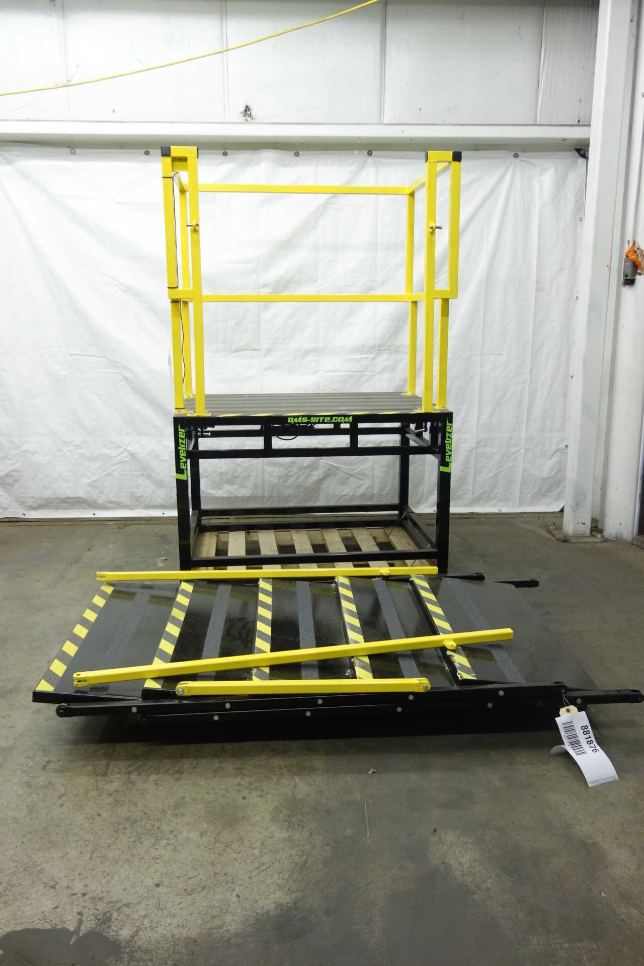 DMT LEVELIZER PERSONNEL PLATFORM WITH ARTICULATING STAIRS - MATERIAL HANDLING