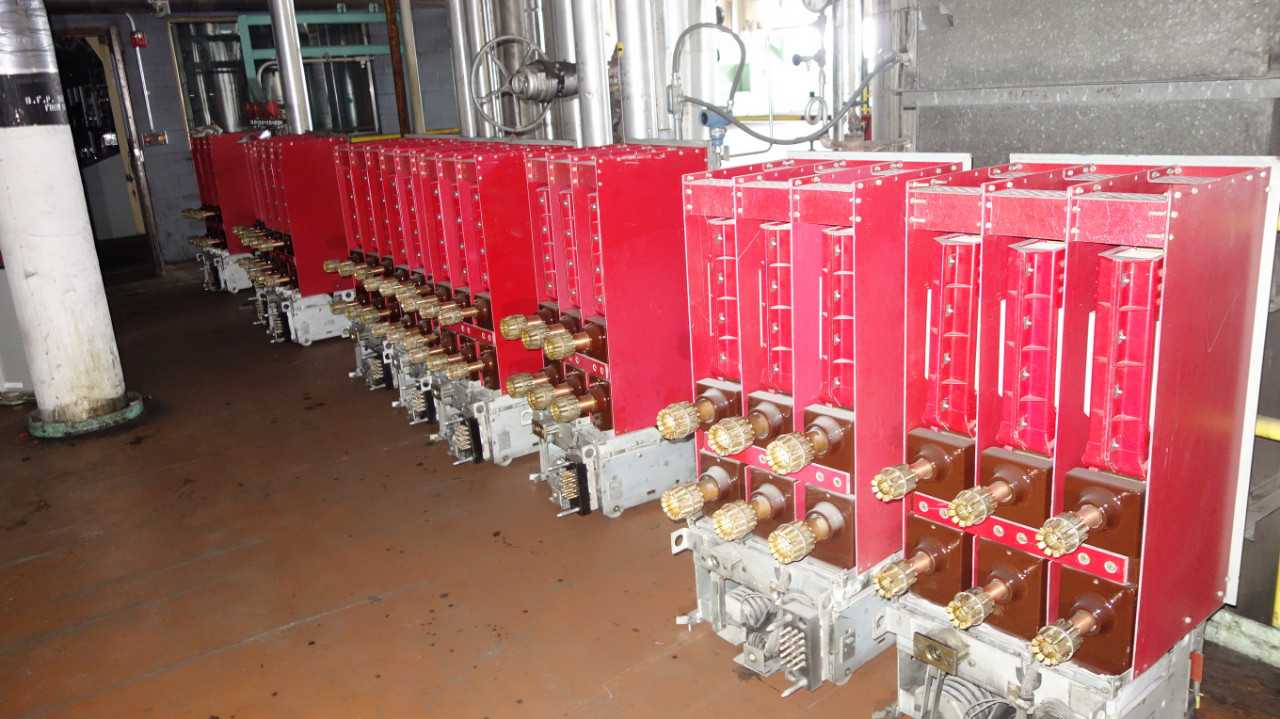 LOT OF 15 WESTINGHOUSE 50DHP250 1200A BREAKERS - CIRCUIT BREAKERS