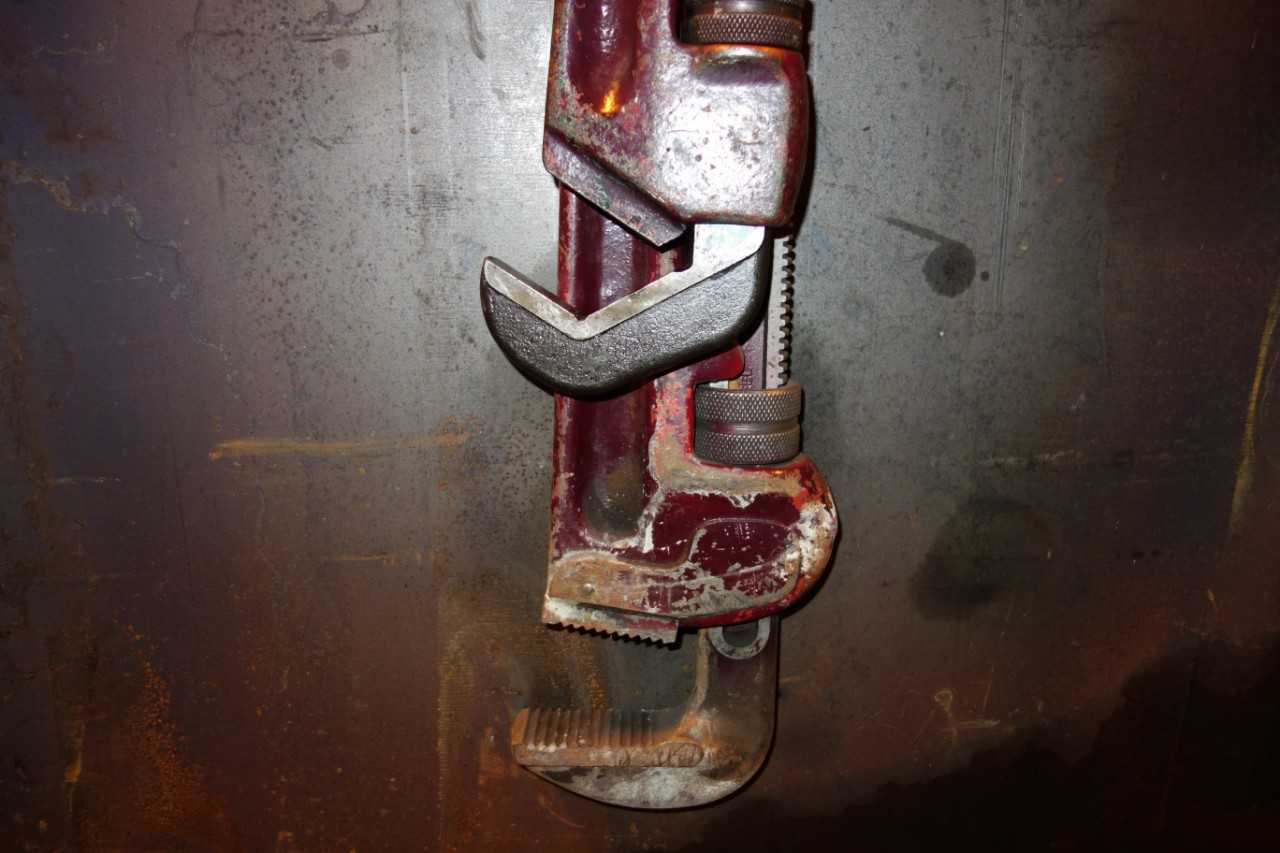 LOT OF 2 RIDGID ADJUSTABLE PIPE WRENCH, 25IN, 36IN - HAND TOOLS
