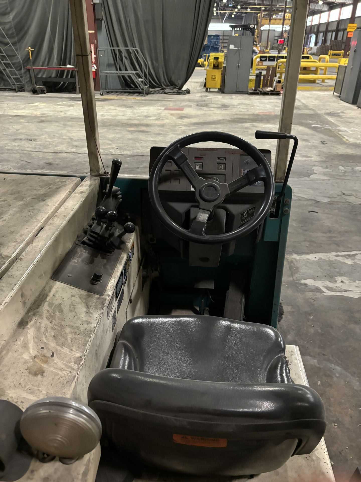 TENNANT 355 POWER OPERATED CLEANING MACHINE - SWEEPER TRUCKS